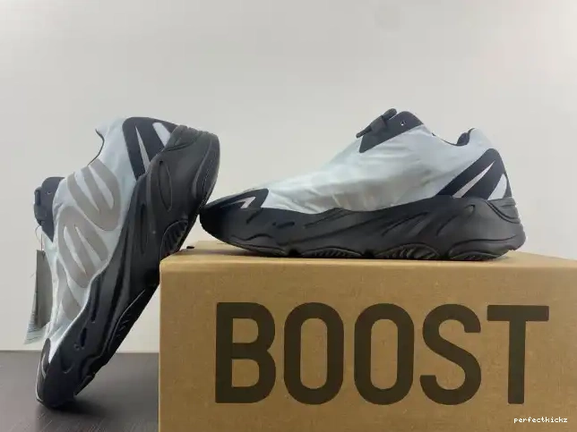 MNVN Adidas Blue Tint Boost GZ0711 700 Yeezy 0702